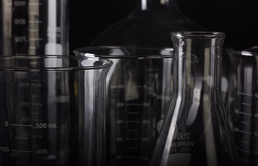 Dlaczego szkło borokrzemowe jest odporne na wysokie temperatury i chemikalia?