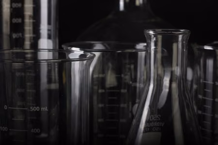 Dlaczego szkło borokrzemowe jest odporne na wysokie temperatury i chemikalia?